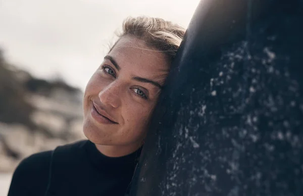 Zou Iedereen Aanraden Surfen Een Jonge Vrouw Die Met Haar — Stockfoto