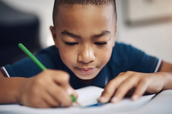 在玩耍前把他的作业做完 在家里画画时用彩色铅笔的小男孩 — 图库照片