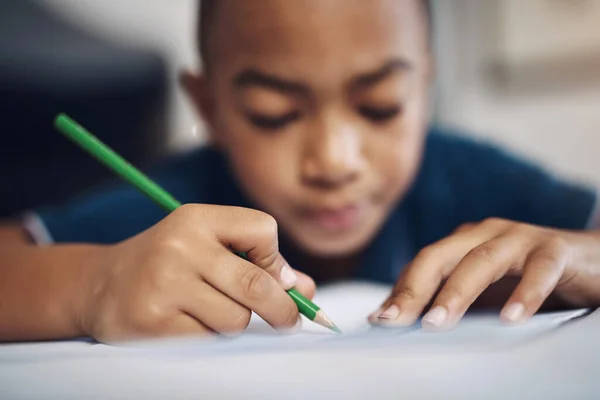 Rajzolok Tanáromnak Egy Fiatal Fiú Színes Ceruzát Használ Miközben Otthon — Stock Fotó