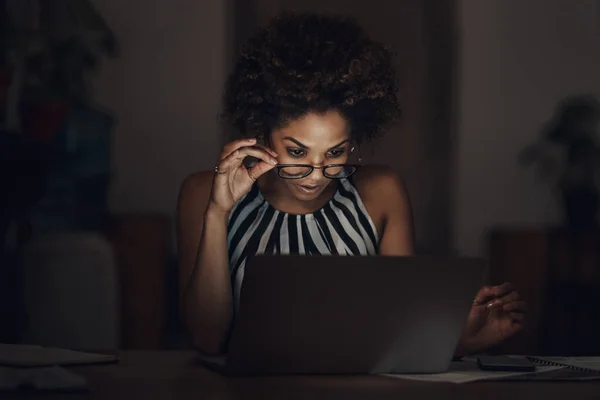 Olabilir Genç Bir Kadını Dizüstü Bilgisayar Kullanıyor Gece Geç Saatlerde — Stok fotoğraf