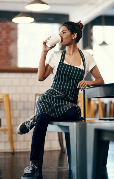 Kaffepaus Gör Barista Gott Ung Kvinna Dricker Kaffe Rasten Från — Stockfoto