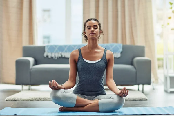 Školení Jóga Žena Meditací Domov Zaměření Pro Wellness Fitness Zdravý — Stock fotografie
