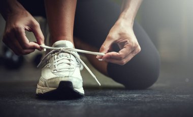 Kadın ayakkabı bağcıkları, eller ve spor salonundaki atletle spor ve sağlık eğitimi. Koşucu spor ayakkabılarını kapatın, egzersiz stüdyosunda sağlıklı ve aktif bir kadınla çalışmaya başlayın..
