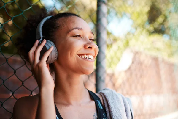 Esta Mermelada Una Joven Deportista Escuchando Música Mientras Está Pie — Foto de Stock