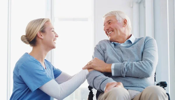 你的幸福是第一位的 坐在轮椅上的老人 由一位年轻的护士照料 — 图库照片