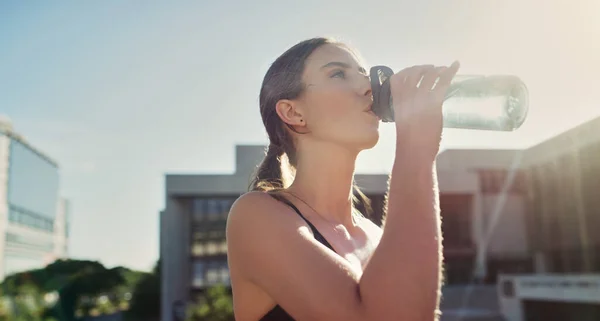 Water Waar Wacht Rennen Een Jonge Vrouw Die Water Drinkt — Stockfoto