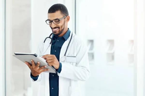 Podejmowanie Świadomych Decyzji Medycznych Młody Lekarz Korzystający Tabletu Cyfrowego Nowoczesnym — Zdjęcie stockowe