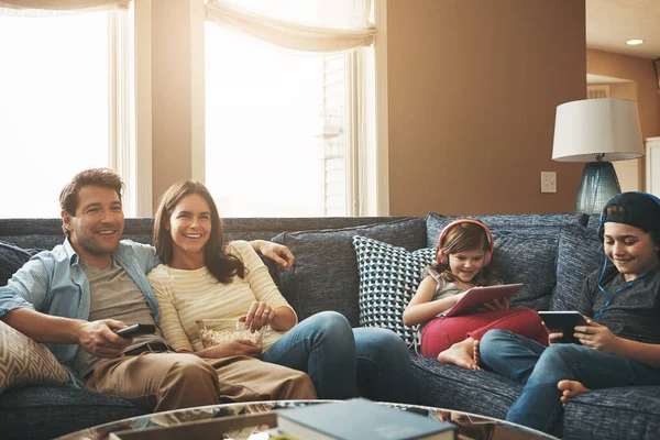 Τεχνολογία Ευτυχισμένη Οικογένεια Μαζί Και Στο Σαλόνι Του Σπιτιού Τους — Φωτογραφία Αρχείου