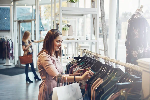 Compras Retail Mujer Una Tienda Cliente Feliz Con Moda Ropa — Foto de Stock