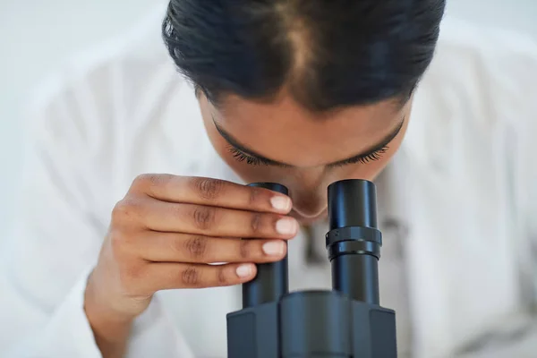 Nauka Badania Medyczne Kobieta Naukowiec Mikroskopem Analizy Mikrobiologii Laboratorium Opieka — Zdjęcie stockowe