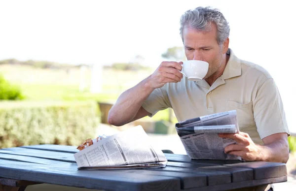 咖啡和报纸与男人在公园午餐休息 夏天和平静 喝茶和填字游戏时 老年人在户外阅读的新闻 自然和早晨 — 图库照片