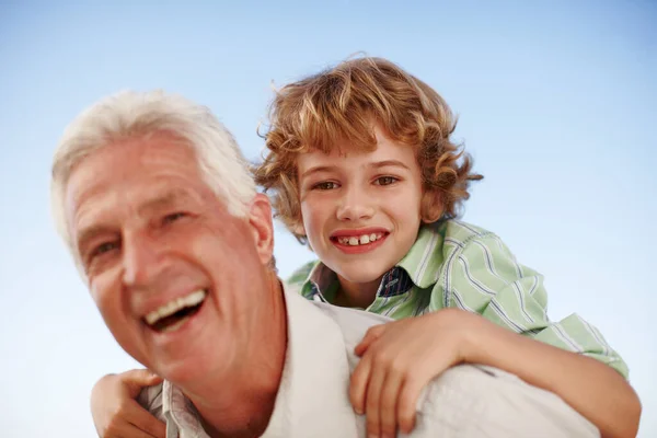 Retrato Abuelo Niño Con Una Sonrisa Cerdito Unión Aire Libre —  Fotos de Stock