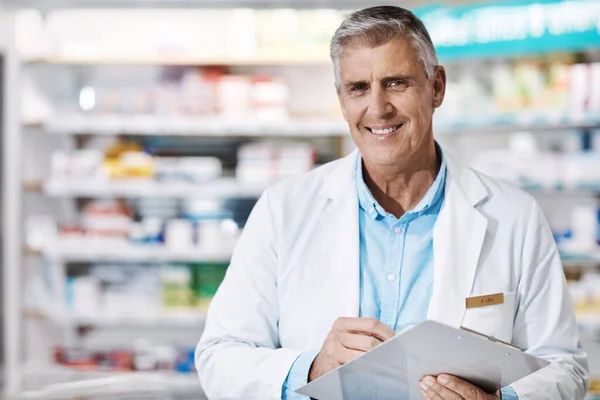 Segítek Ahogy Tudok Egy Férfi Gyógyszerész Aki Írótáblára Egy Gyógyszertárban — Stock Fotó
