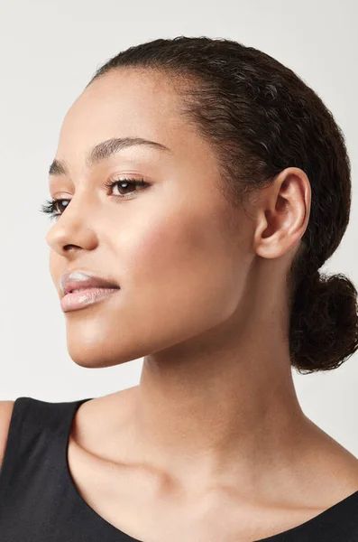 Svart Kvinna Profil Och Naturlig Skönhet Med Självförtroende Och Kosmetika — Stockfoto