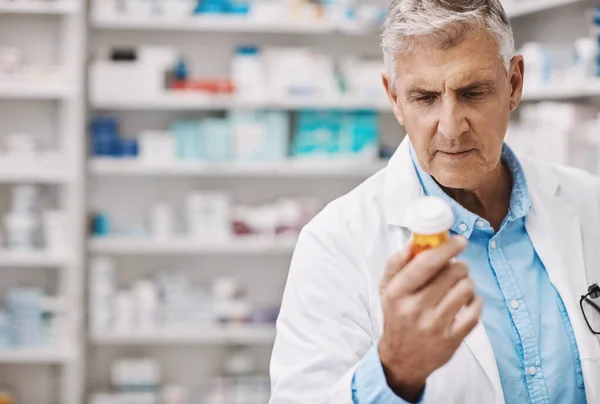 Its Important Know Side Effects Product Pharmacist Reading Label Product — Stock Photo, Image