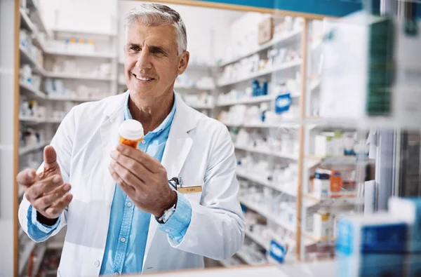 Knows Products Heart Pharmacist Working Drugstore — Stock Photo, Image