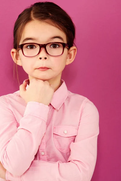 Dziewczynka Portrecie Okularach Myśleniu Kwestionowaniem Ekspresji Inteligentne Wizje Izolowane Różowym — Zdjęcie stockowe