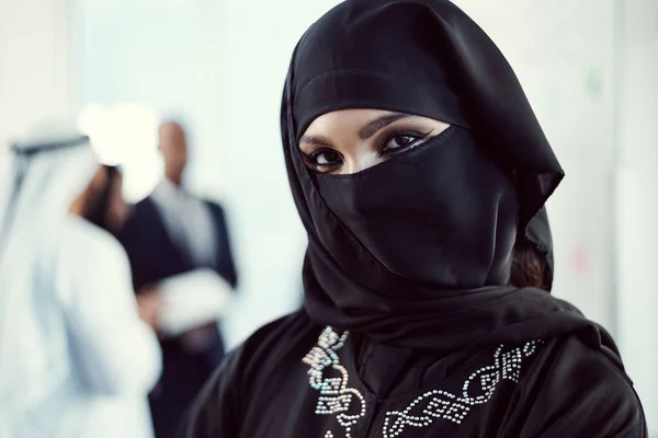 Делаю Бизнес Своим Обрезанный Портрет Привлекательной Молодой Арабской Предпринимательницы Стоящей — стоковое фото