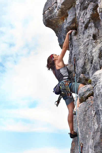 Bergsklättring Fitness Och Blå Himmel Med Kvinna Berget För Äventyr — Stockfoto