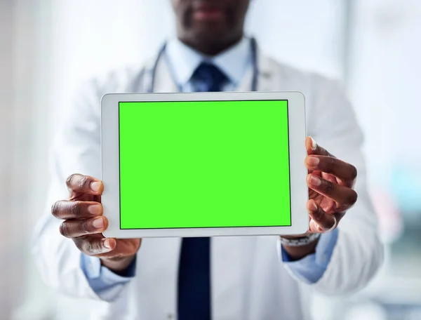 Coś Pokazania Nierozpoznawalny Lekarz Trzymający Ciągu Dnia Tabletkę Cyfrową Szpitalu — Zdjęcie stockowe