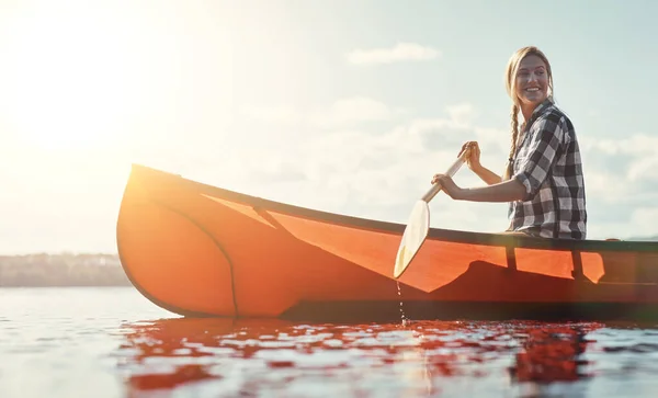 Elle Part Pour Une Autre Aventure Kayak Une Jeune Femme — Photo