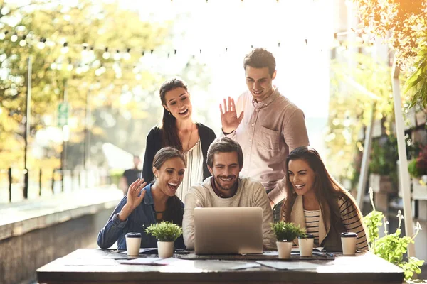 Geschäftsbeziehungen Echtzeit Ein Team Von Kollegen Mit Einem Laptop Zusammen — Stockfoto