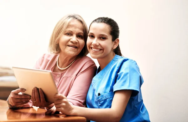 Connected Many Ways Female Nurse Senior Woman Using Digital Tablet — Stockfoto