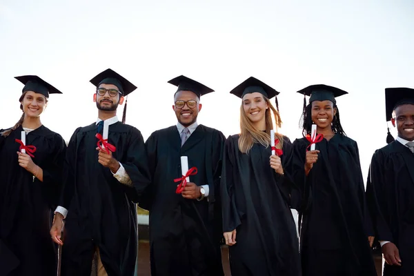現実の世界に直面する準備ができています 卒業の日に並んで立つ大学生のグループの肖像画 — ストック写真