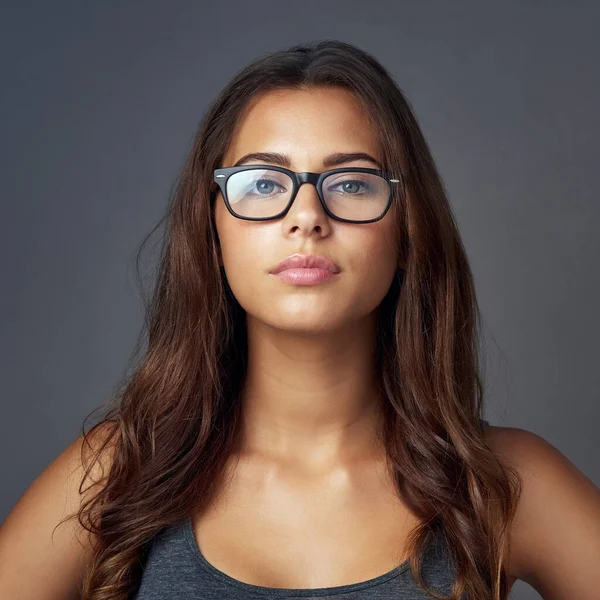 それは私の仕事ではない スタジオポートレートの魅力的な若い女性の眼鏡をかけて灰色の背景 — ストック写真