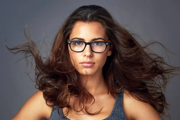 Czujesz Wiatr Włosach Studio Portret Atrakcyjnej Młodej Kobiety Okularach Szarym — Zdjęcie stockowe
