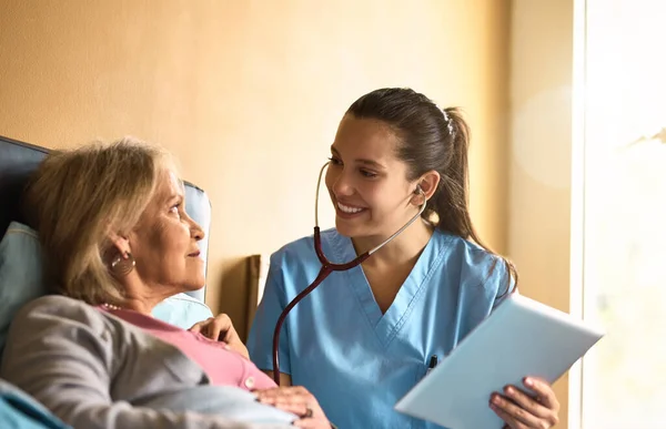 Acordo Com Registos Estás Muito Melhor Uma Enfermeira Examinando Paciente — Fotografia de Stock
