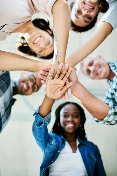 Abasteça Sua Visão Com Perseverança Grupo Criativos Empilhando Suas Mãos — Fotografia de Stock