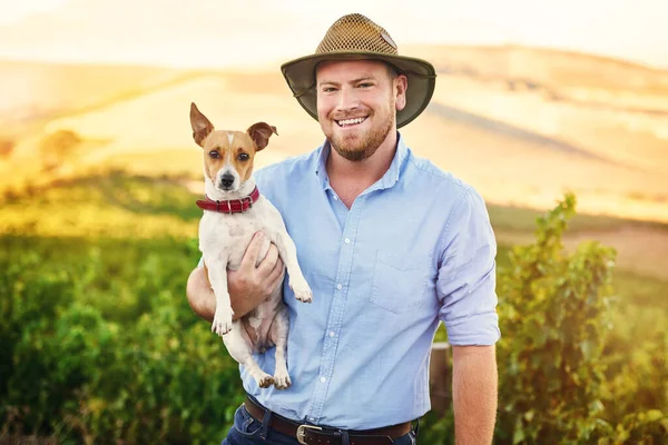 我们可以住在绿草生长的地方 一个快乐的农夫牵着他的狗 — 图库照片