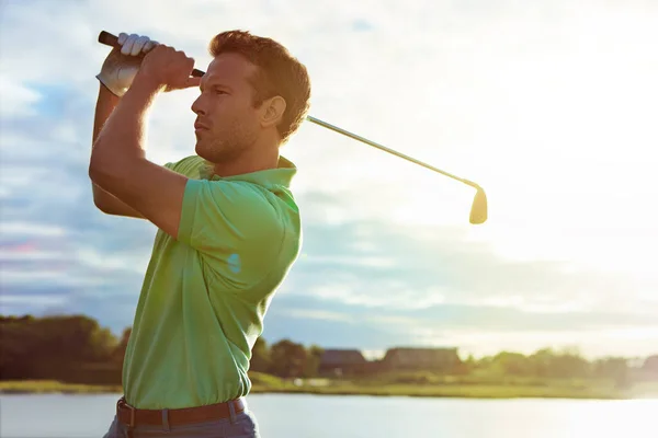 Doorzoek Elke Ronde Een Man Oefent Zijn Swing Golfbaan — Stockfoto