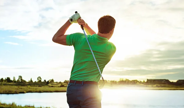 Bate Forte Vai Longo Homem Praticando Seu Balanço Campo Golfe — Fotografia de Stock