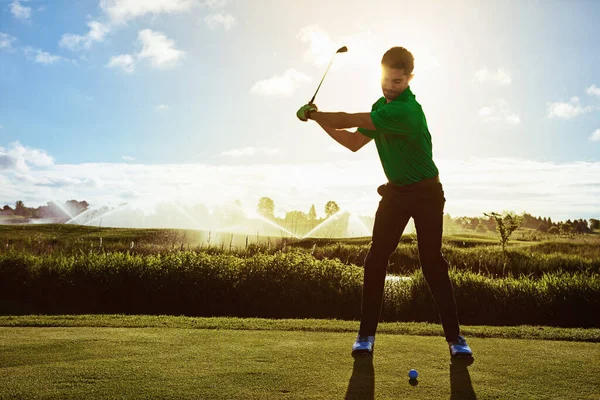 Cortándolo Como Profesional Hombre Practicando Swing Campo Golf —  Fotos de Stock