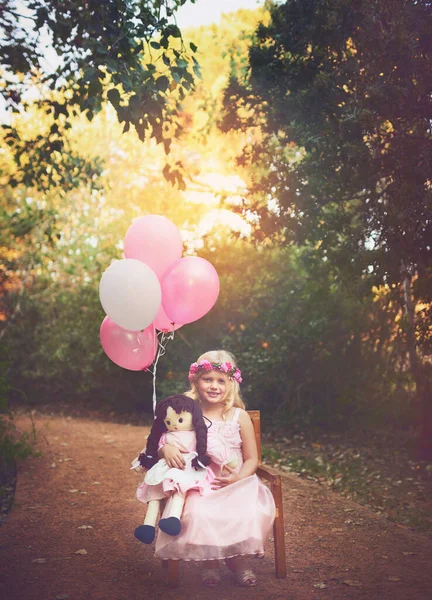 Один Моїх Друзів Щаслива Маленька Дівчинка Сидить Чекає Лялькою Повітряними — стокове фото