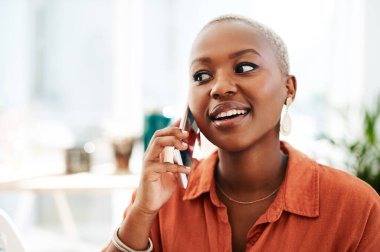Telefon görüşmesi, konuşma ve iş dünyasından siyahi kadın iletişim, bağlantı ve iletişim için ofiste. Kurumsal ofis, iletişim ve akıllı telefondaki mutlu kadın çalışan sohbet, tartışma ve sohbet için.