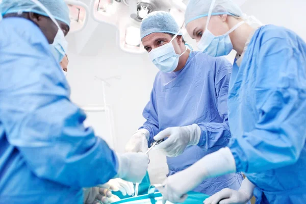 Des Chirurgiens Travail Faible Vision Des Médecins Opérant Travaillant Ensemble — Photo