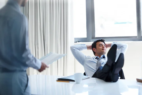 Abanar Suas Responsabilidades Empresário Descontraído Com Pés Cima Mesa Enquanto — Fotografia de Stock