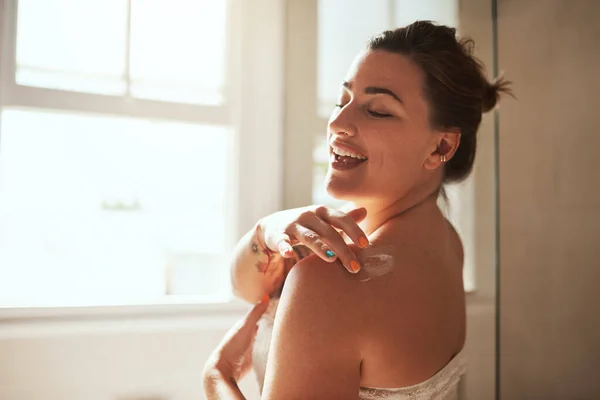 스키어 여자를 목욕시키는 사용하는 피부를 위하여 사용하는 것이다 아름다움 자신을 — 스톡 사진