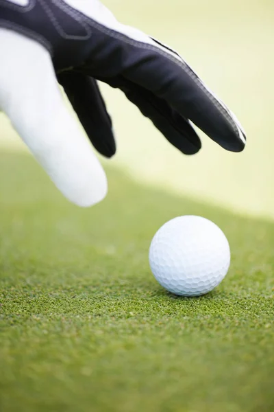 Rozkręćmy Piłkę Przycięty Obraz Golfisty Umieszczenie Piłki Gotowy Tee Polu — Zdjęcie stockowe