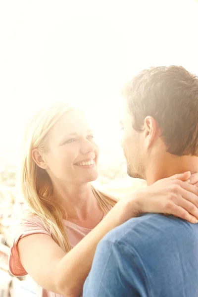 太陽の下で瞬間を共有する 太陽の下で抱き合って笑っている幸せなカップル — ストック写真