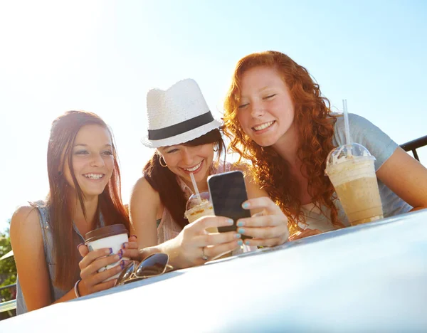 Echa Vistazo Nuevo Teléfono Tres Chicas Adolescentes Sentadas Café Aire —  Fotos de Stock