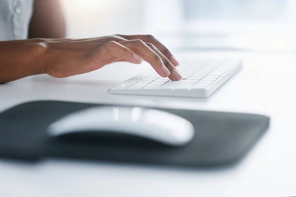 Bilgisayar Klavye Kadınının Elleri Teklif Online Belge Proje Üzerinde Çalışıyor — Stok fotoğraf