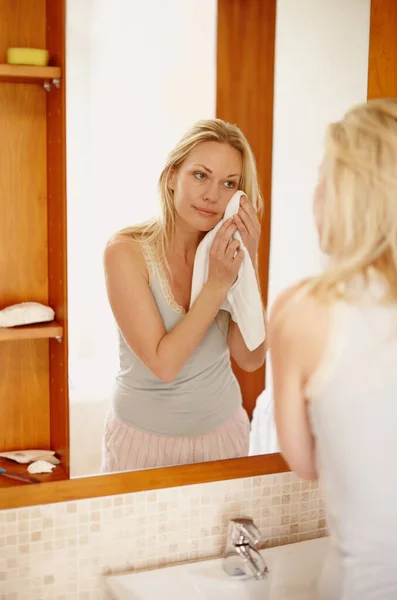 Tratar Sua Pele Impecável Uma Jovem Mulher Beautifl Secando Rosto — Fotografia de Stock