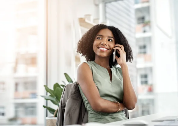 Llamada Telefónica Pensamiento Mujer Feliz Oficina Para Comunicación Negocios Redes — Foto de Stock