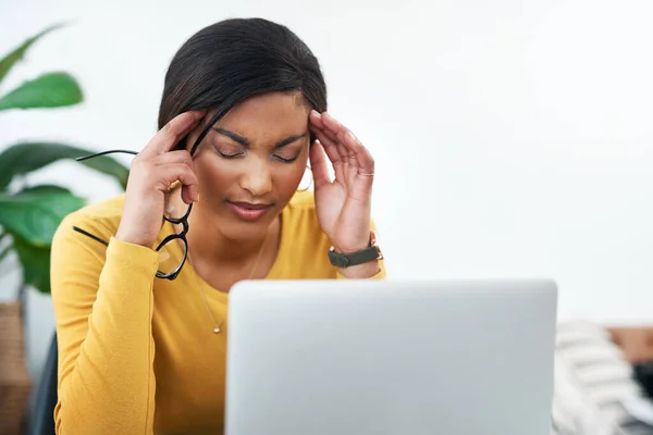 Stress Huvudvärk Och Affärskvinna Dator Tänkande Misstag Hälsoproblem Eller Arbete — Stockfoto