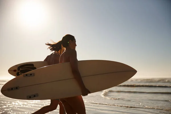 Birlikte Sörf Yapıyorduk Dalgalara Doğru Koşan Genç Bir Sörf Çifti — Stok fotoğraf