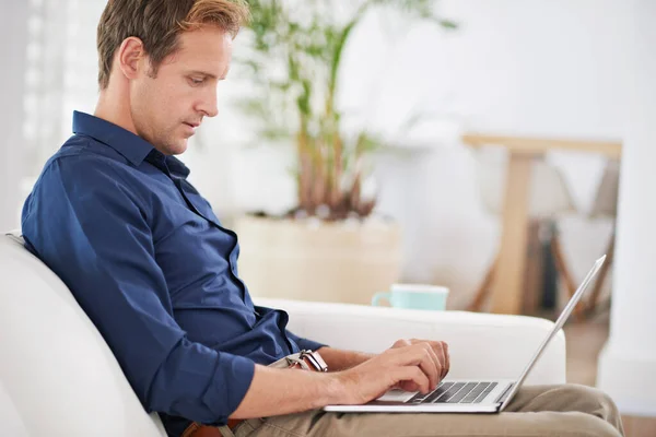 Sofa Netwerken Een Knappe Man Ontspannen Thuis Met Zijn Laptop — Stockfoto